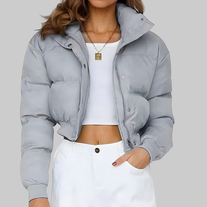 Front view showing stand collar, zip front and side pockets, szary