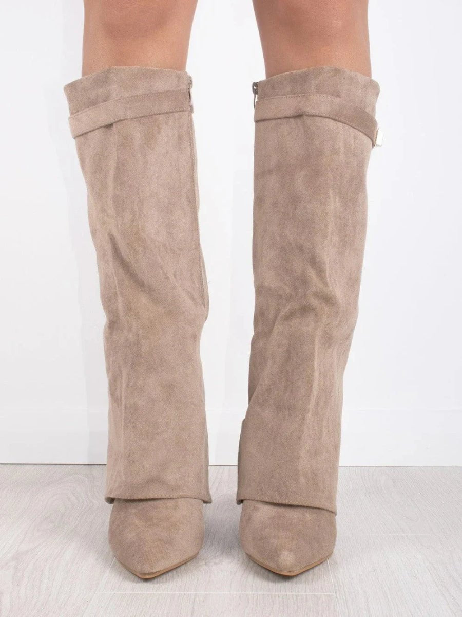 Front view showing shaft fronts and pointed toes