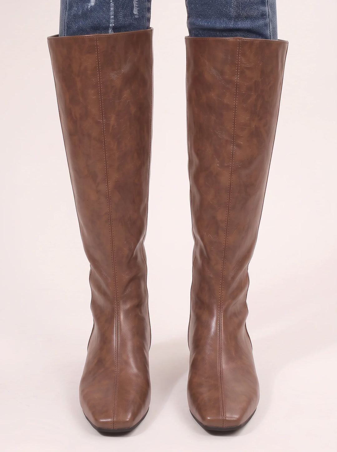 Front view of the upper and square toe