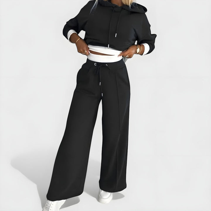 Front view of hooded top with drawstring, banded waist and wide leg trousers, czarny