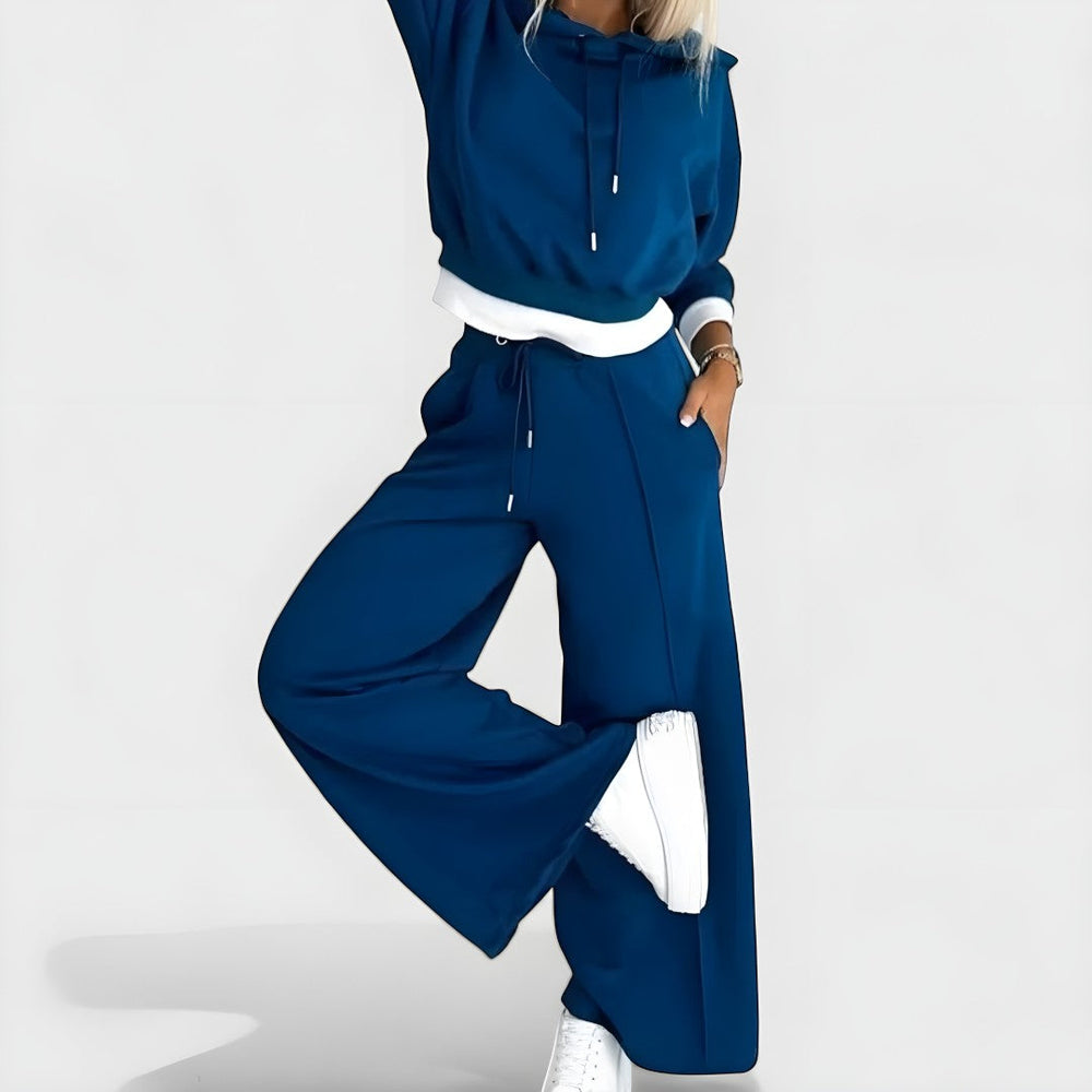 Side view of side pocket and wide leg with stitched front detailing, niebieski