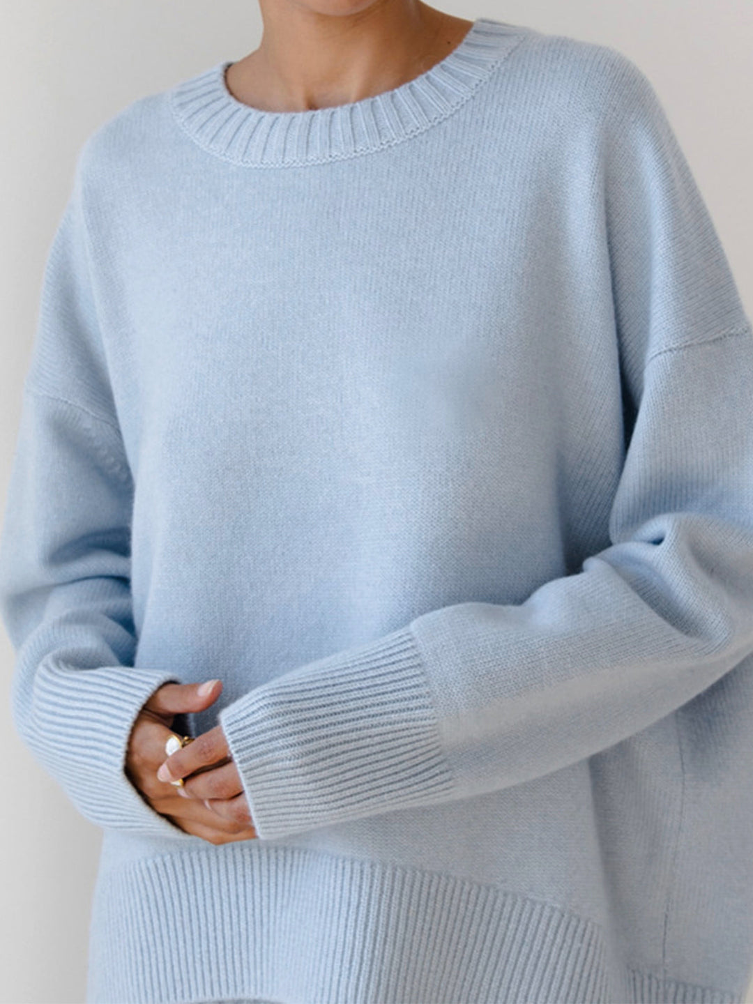 Women’s Oversized Cable Knit Jumper with Round Neckline and Ribbed Trim