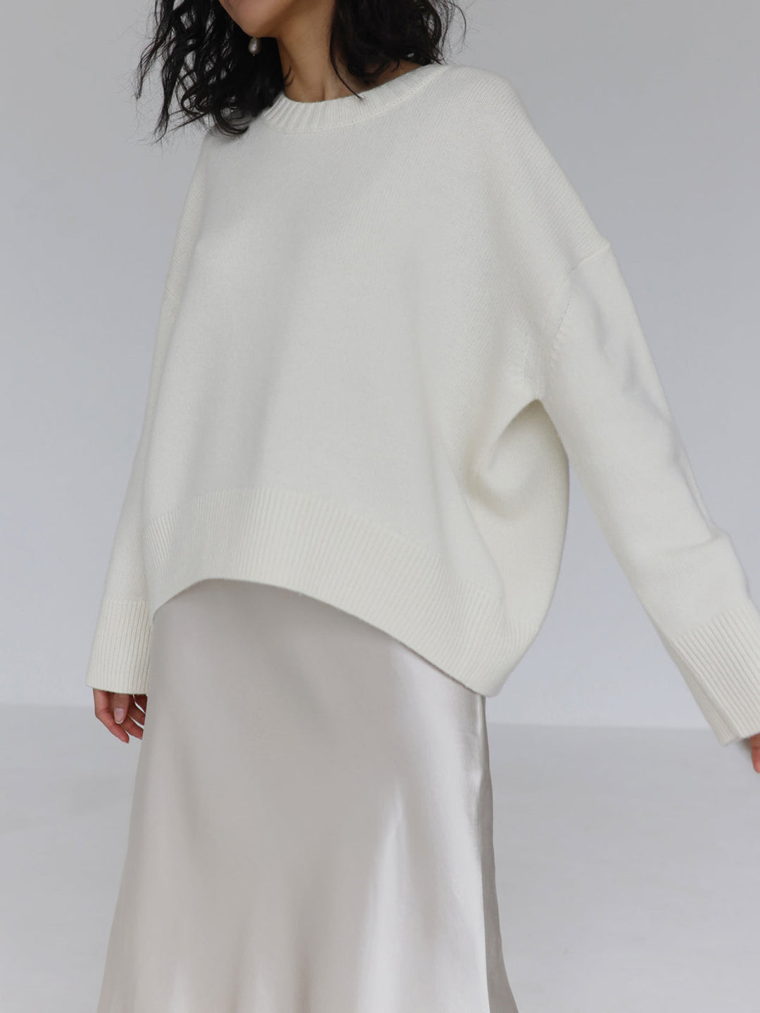 Women’s Oversized Cable Knit Jumper with Round Neckline and Ribbed Trim