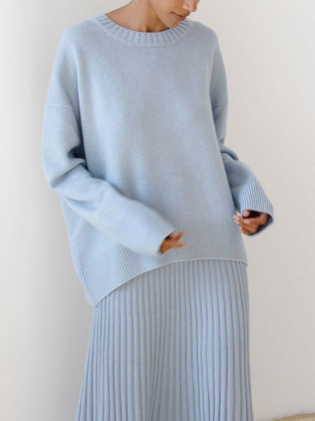 Women’s Oversized Cable Knit Jumper with Round Neckline and Ribbed Trim