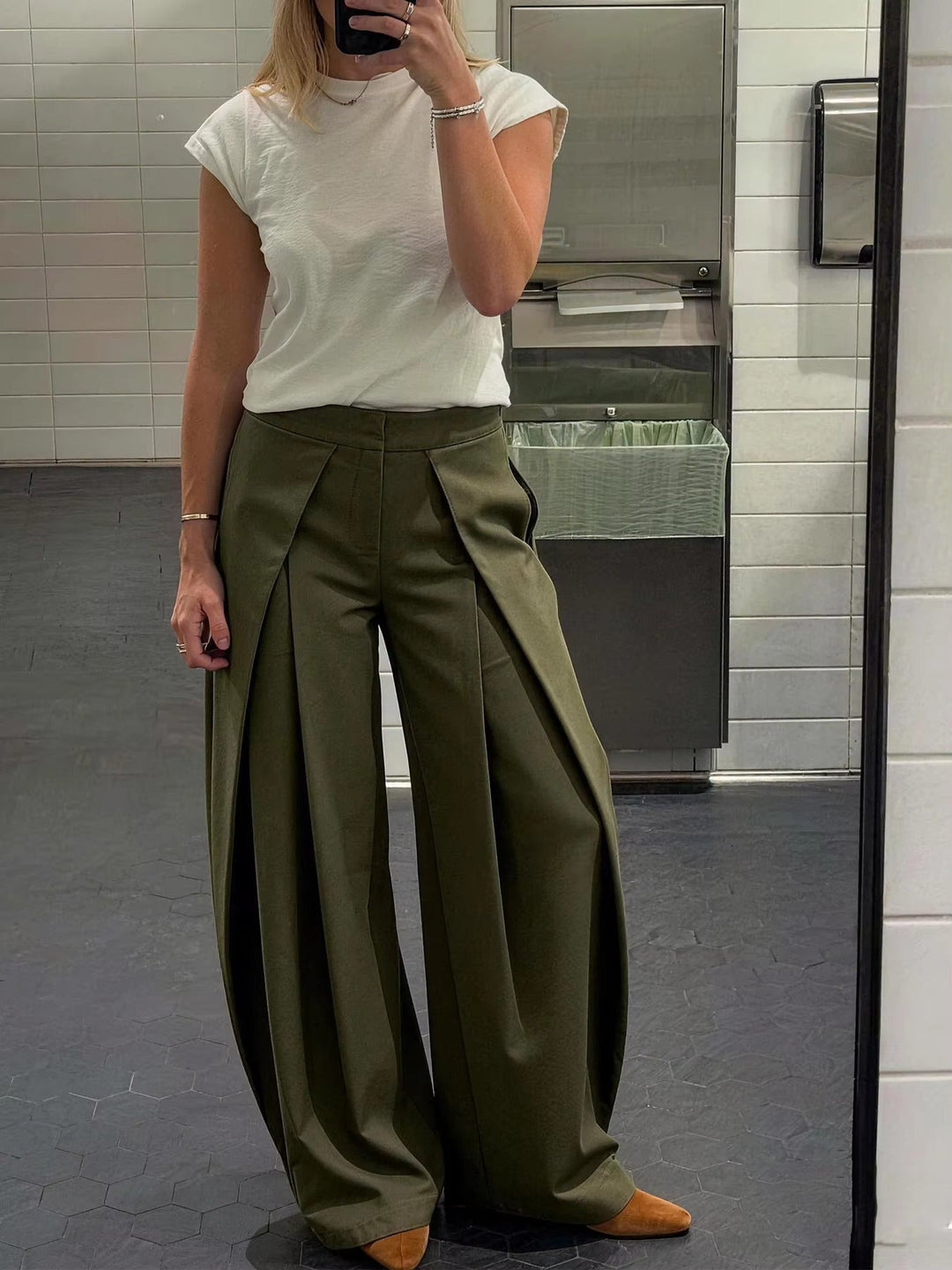 Women’s Wide-Leg Pants with High Waist and Pleated Front